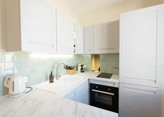 Le Soleil, Juan Les Pins, 2 Min Walk To Beach, Ac, Last Floor! Apartment