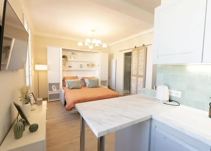 Apartment Le Soleil, Juan Les Pins, 2 Min Walk To Beach, Ac, Last Floor! *