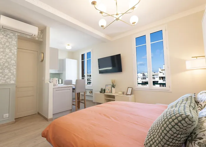 Le Soleil, Juan Les Pins, 2 Min Walk To Beach, Ac, Last Floor! Apartment Antibes