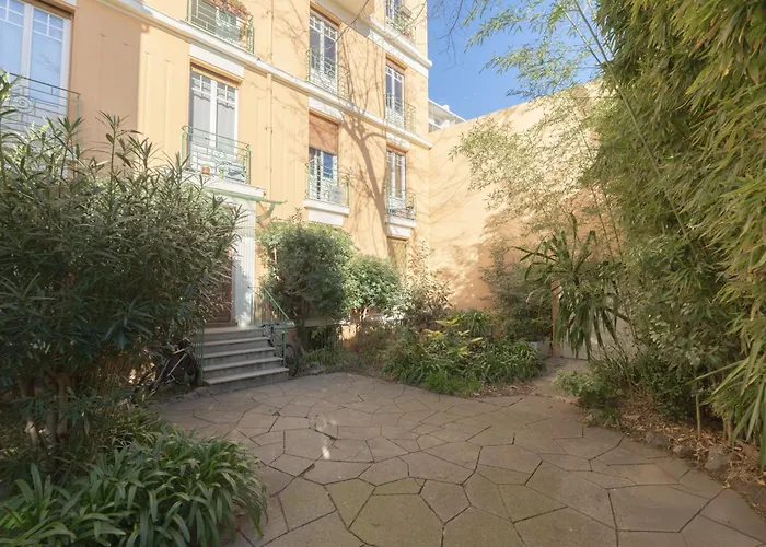 Le Soleil, Juan Les Pins, 2 Min Walk To Beach, Ac, Last Floor! * Antibes