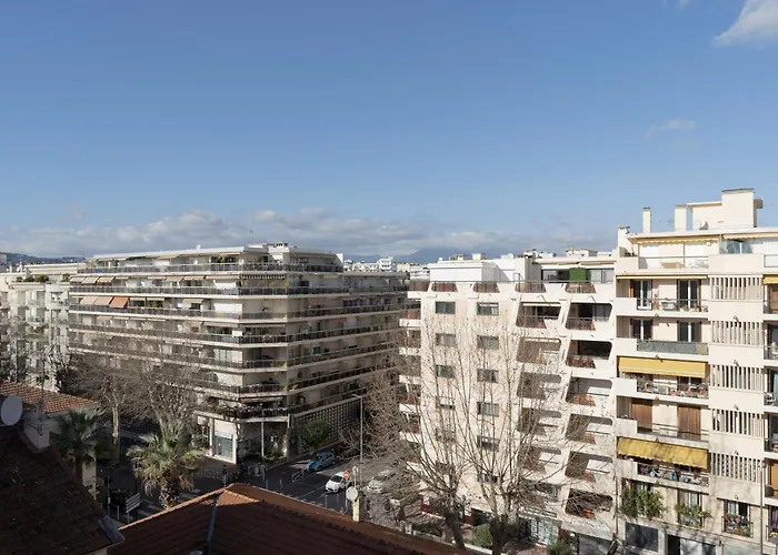 Apartment Le Soleil, Juan Les Pins, 2 Min Walk To Beach, Ac, Last Floor! *